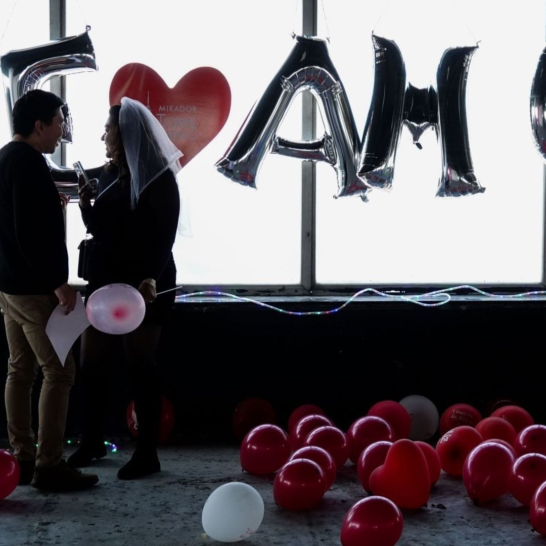 Los capitalinos festejaron de diferentes maneras el Día del Amor y la Amistad, pero no faltaron los globos ni las flores.