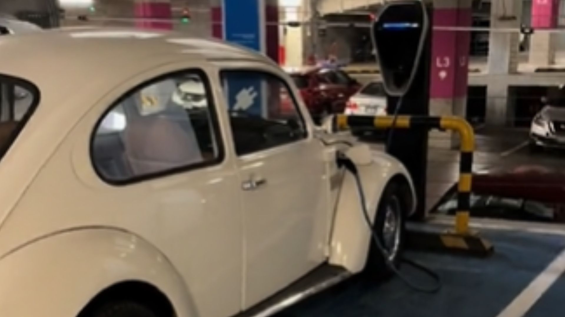 Respeta!!, los Vochos No Van en Cajones para Eléctricos, ¿O, Si?