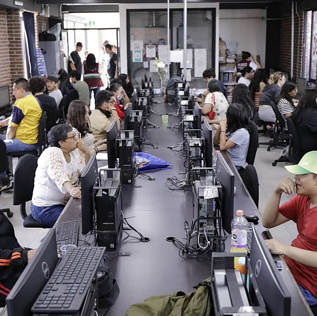 Ciudadanos toman cursos en PILARES de la CDMX