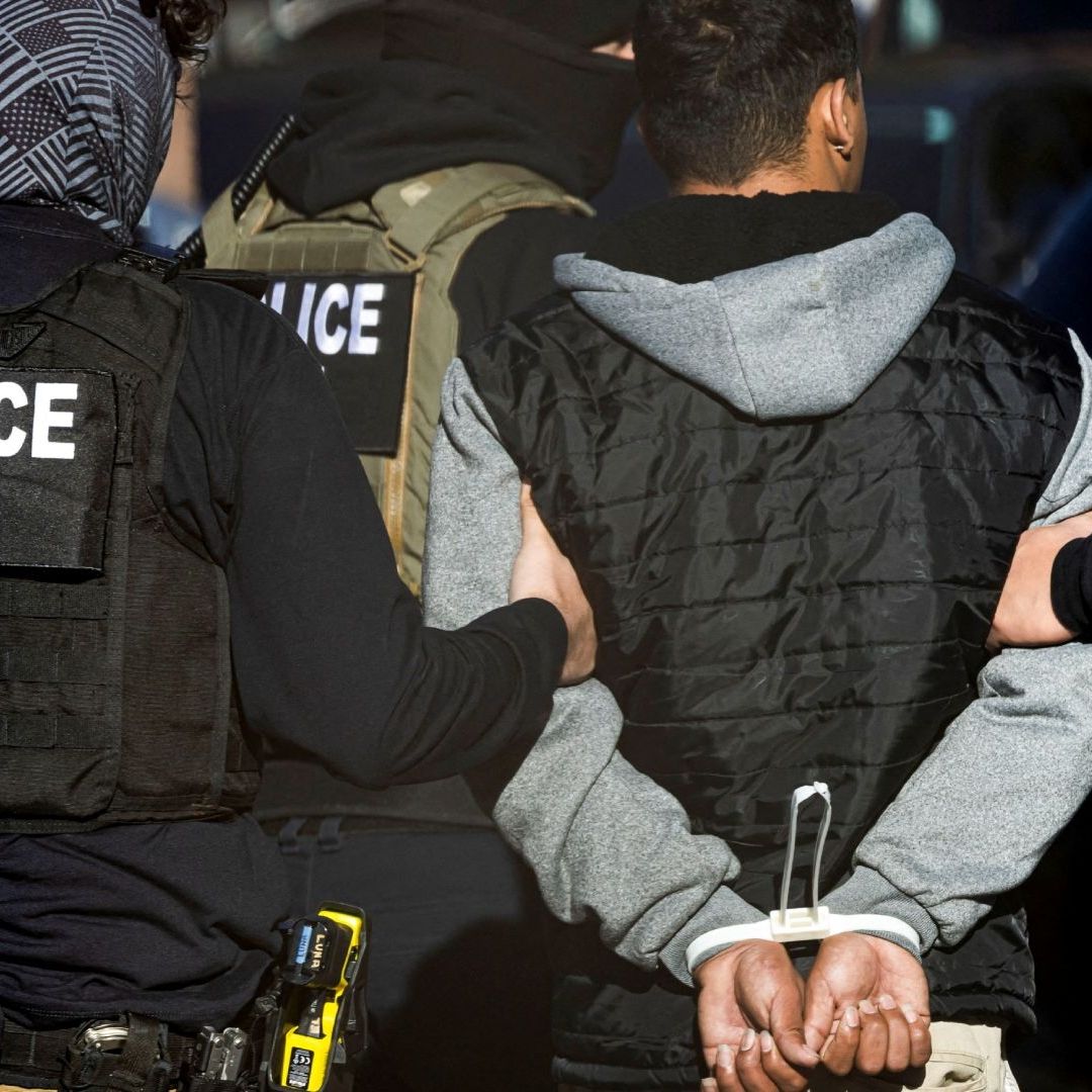Escuelas de Denver Demandan a Inmigración para Evitar que sus Agentes Ingresen a las Aulas
