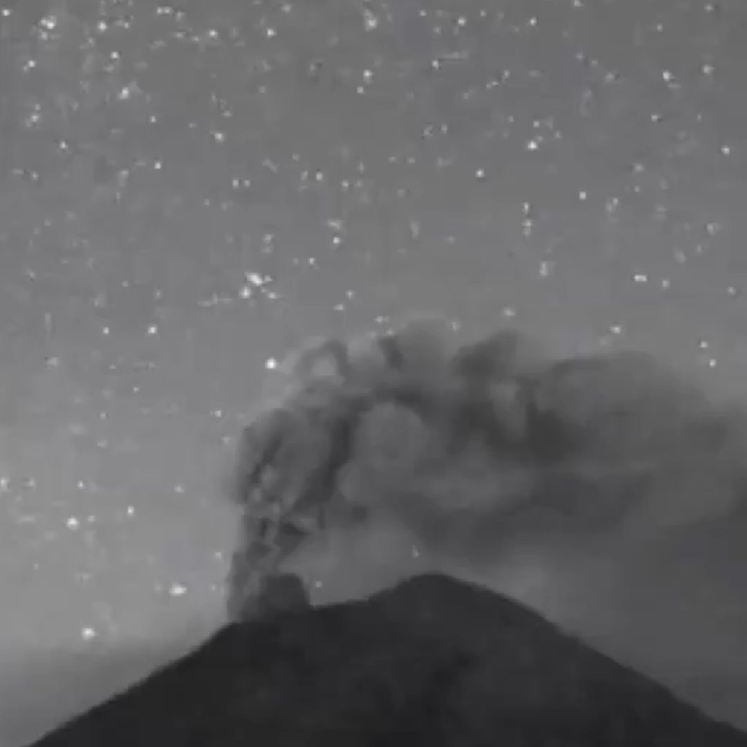 ¡Pide Un Deseo! Estrella Fugaz Cruza Cerca del Volcán Popocatépetl