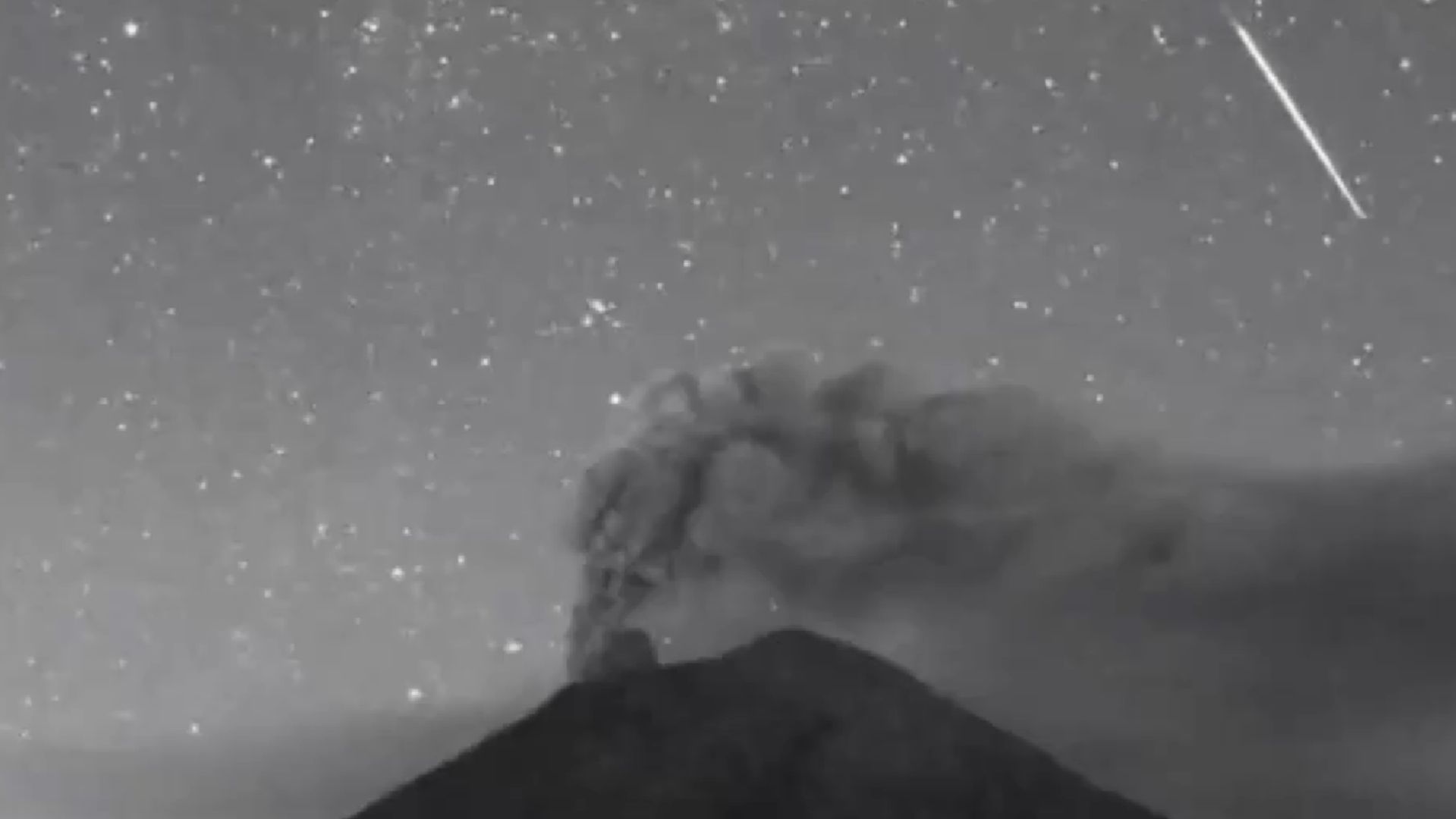 ¡Pide Un Deseo! Estrella Fugaz Cruza Cerca del Volcán Popocatépetl