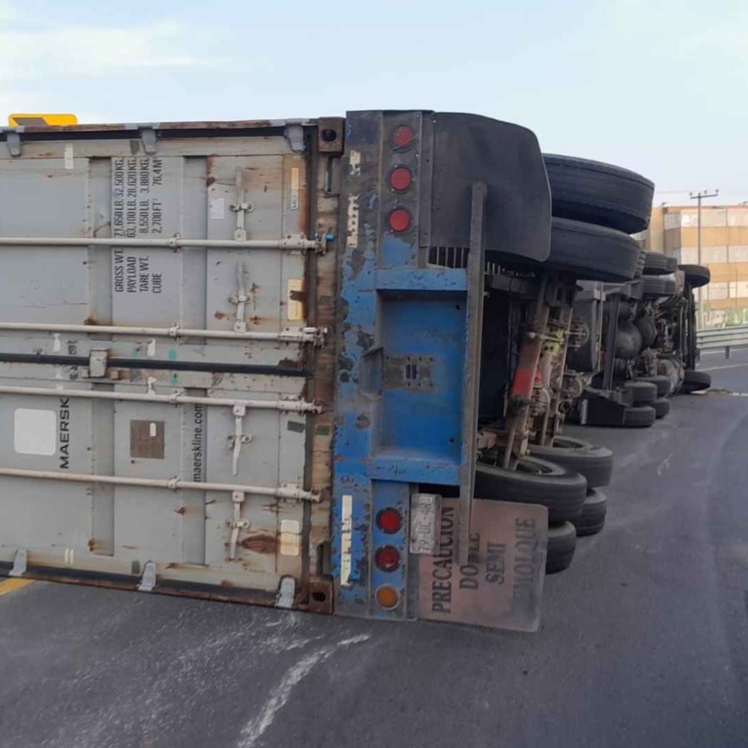 Tráiler vuelca en la carretera Texcoco-Lechería