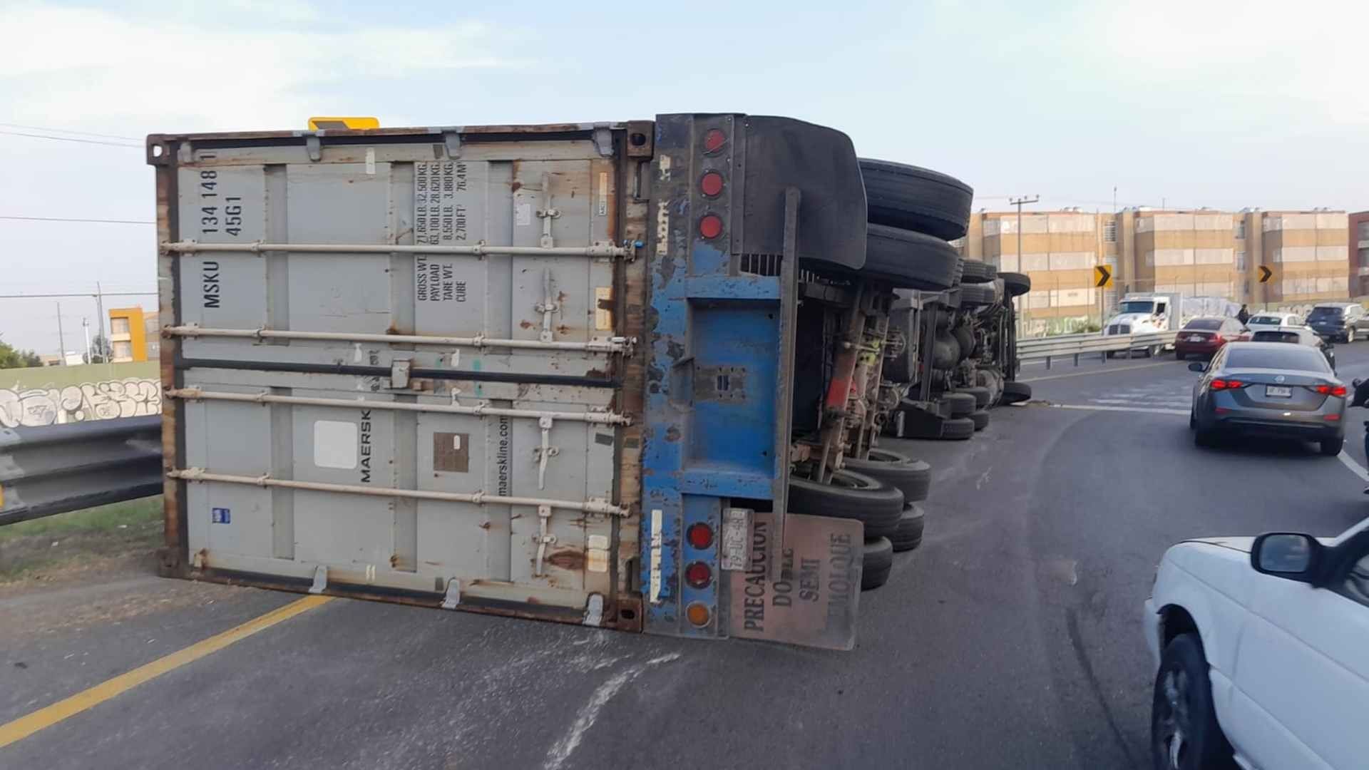 Tráiler vuelca en la carretera Texcoco-Lechería