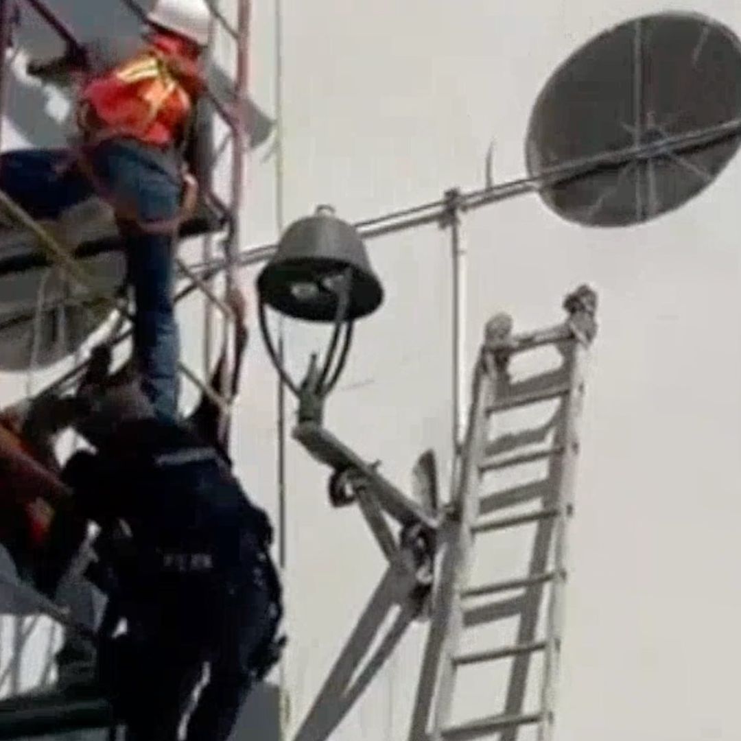 Video del Momento en que Trabajador Queda Suspendido en el Aire porque se Cae en Xalapa, Veracruz