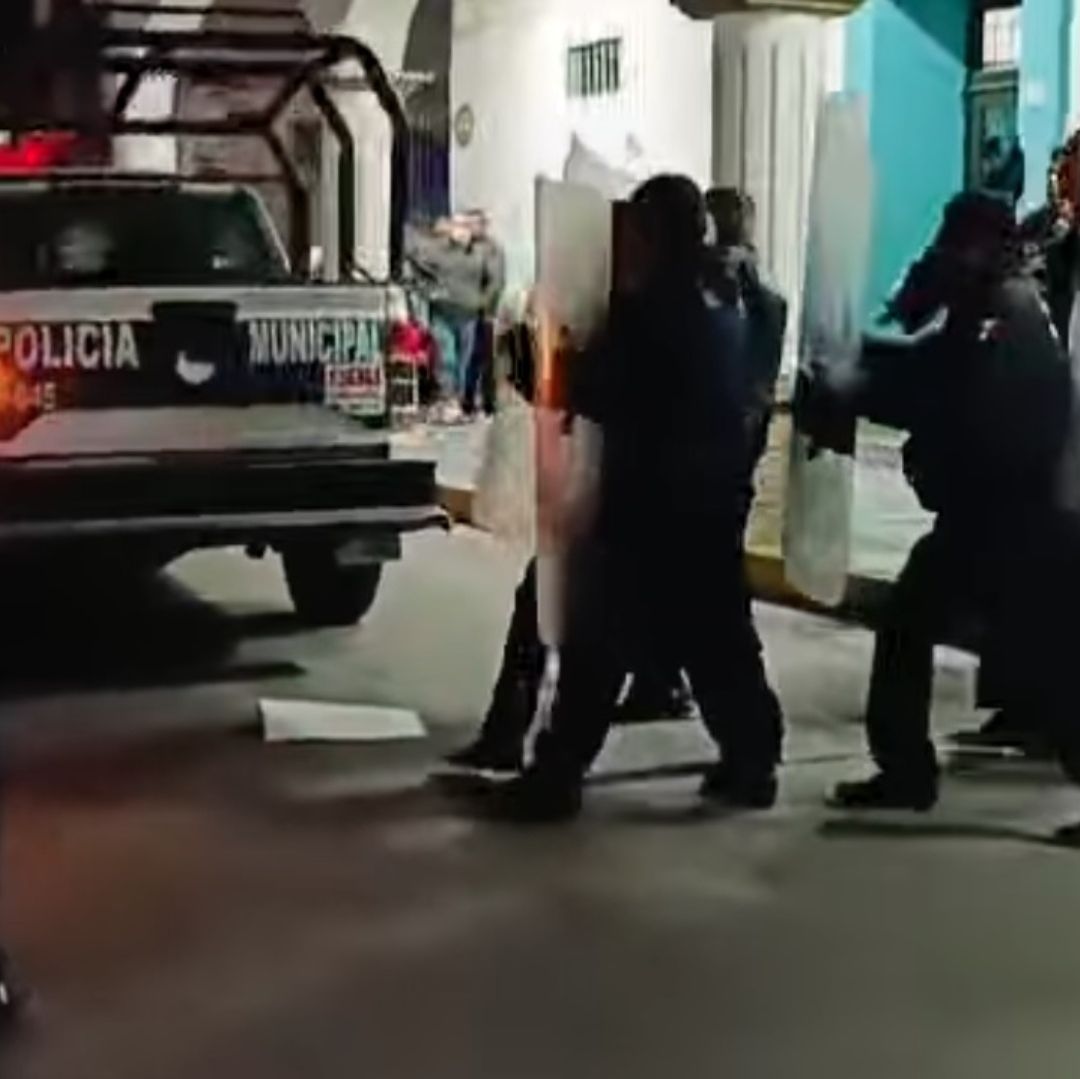 Pobladores de San Pablo del Monte vandalizaron dos patrullas municipales.