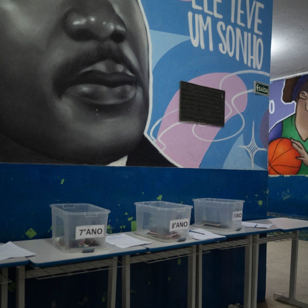 Veto a Celulares en Escuelas Mejoró Concentración y Aprendizaje de Alumnos