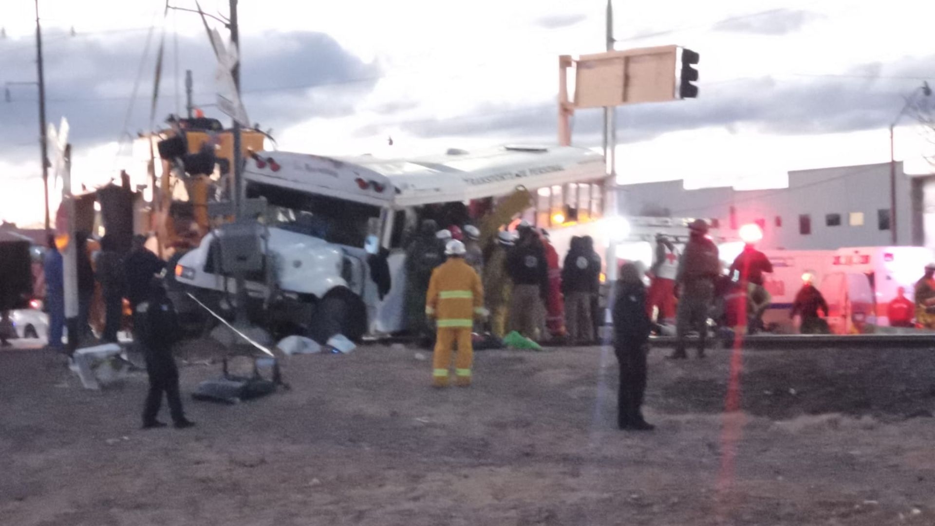 Camión Choca Contra Tren por Intentar Ganarle el Paso en Cuauhtémoc; 20 ...