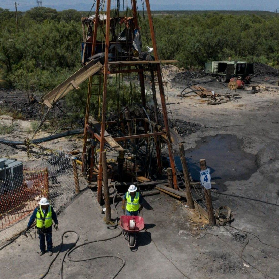 Trabajadores laboran afuera de la mina El Pinabete, para rescatar a mineros atrapados