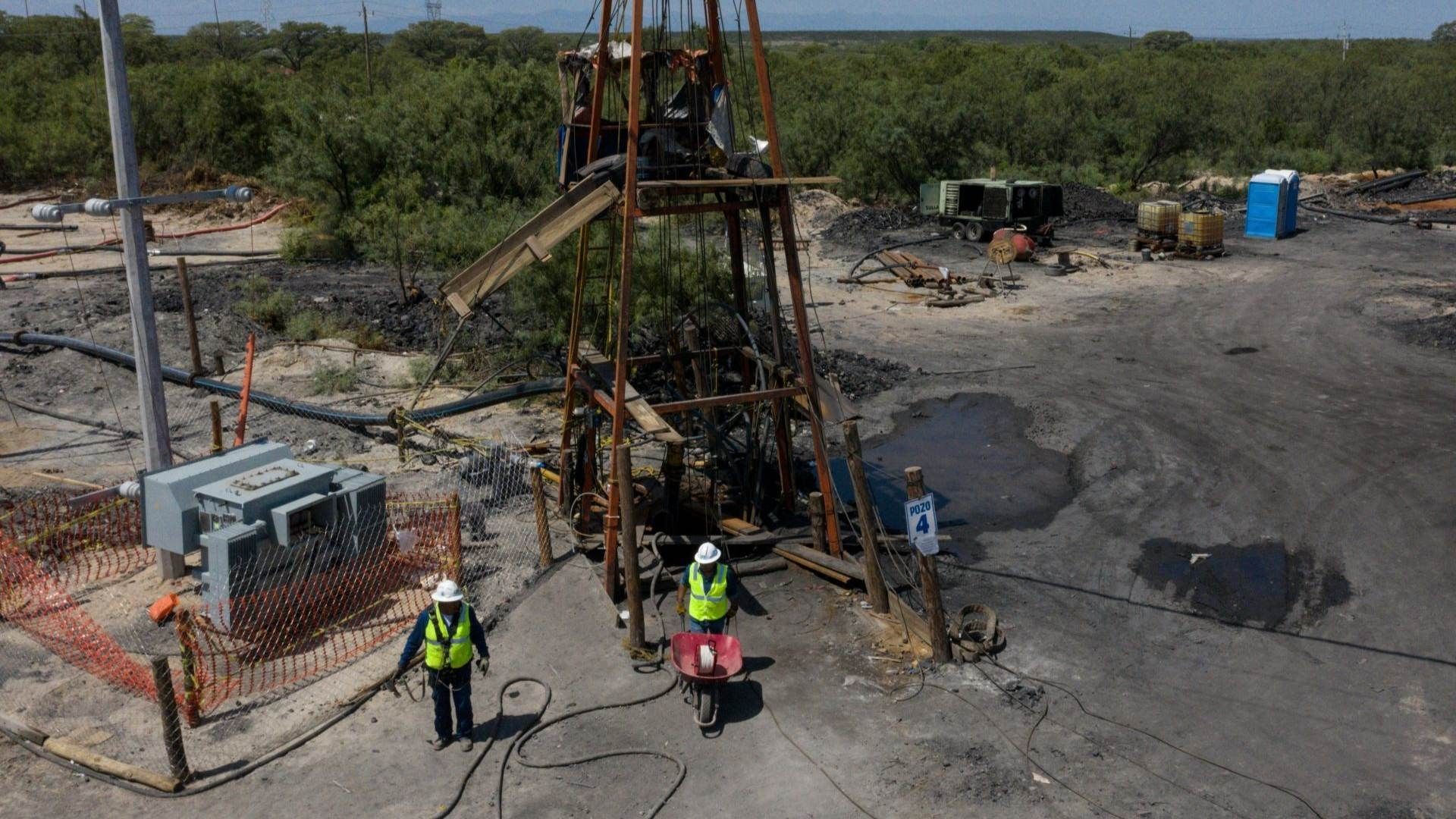 Trabajadores laboran afuera de la mina El Pinabete, para rescatar a mineros atrapados