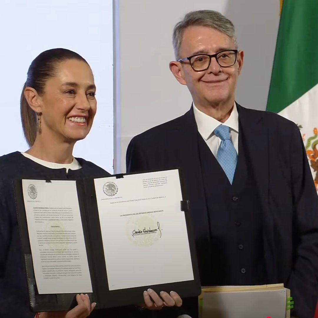 Claudia Sheinbaum muestra el decreto firmado