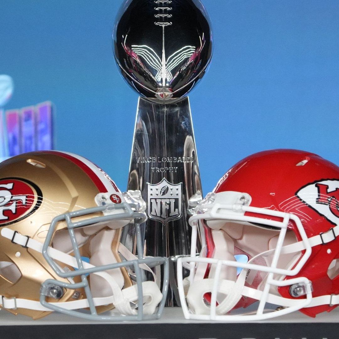 Cascos de los Kansas City Chiefs y los San Francisco 49ers