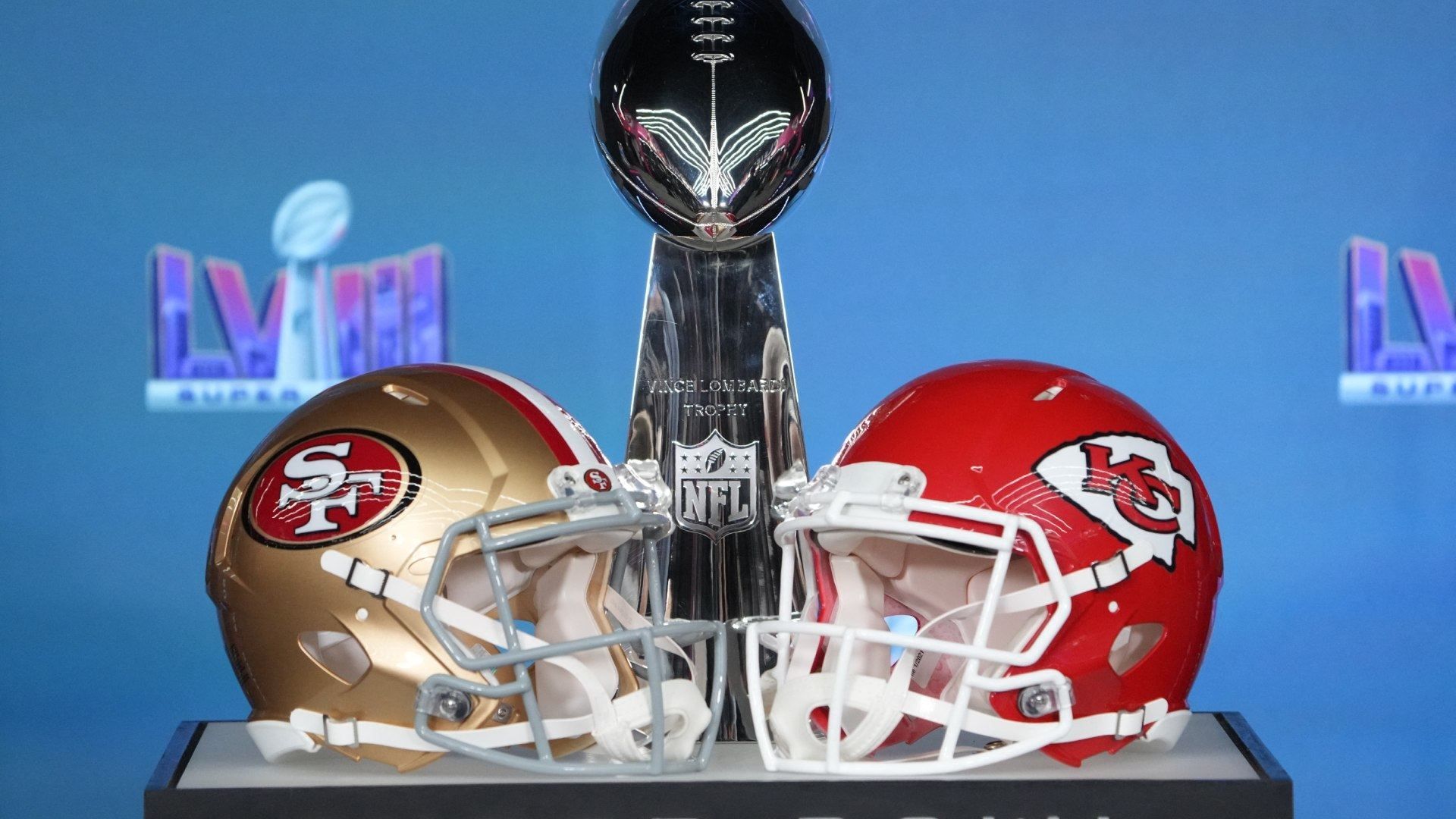 Cascos de los Kansas City Chiefs y los San Francisco 49ers
