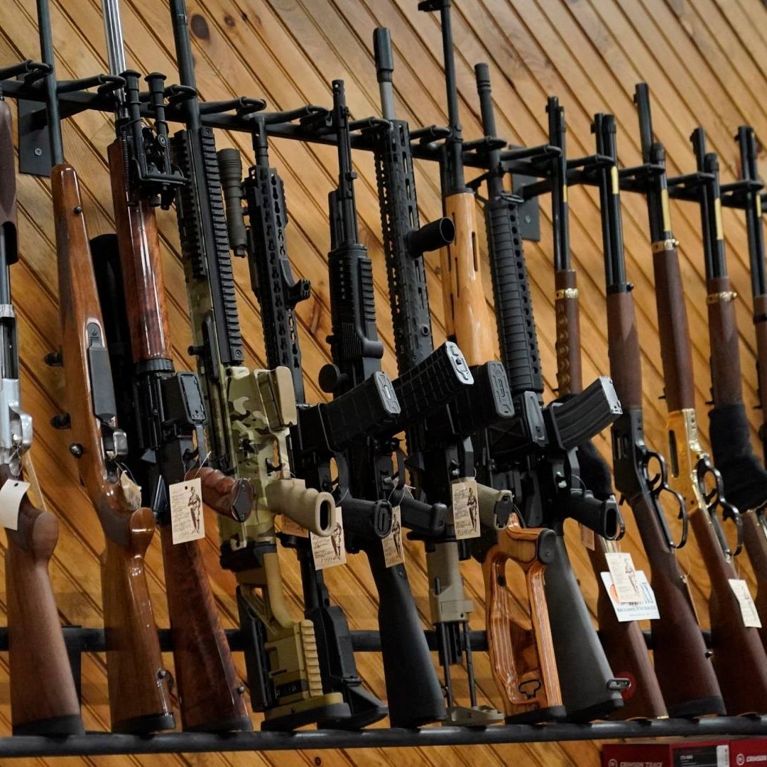 Armas expuestas en tienda de Maine