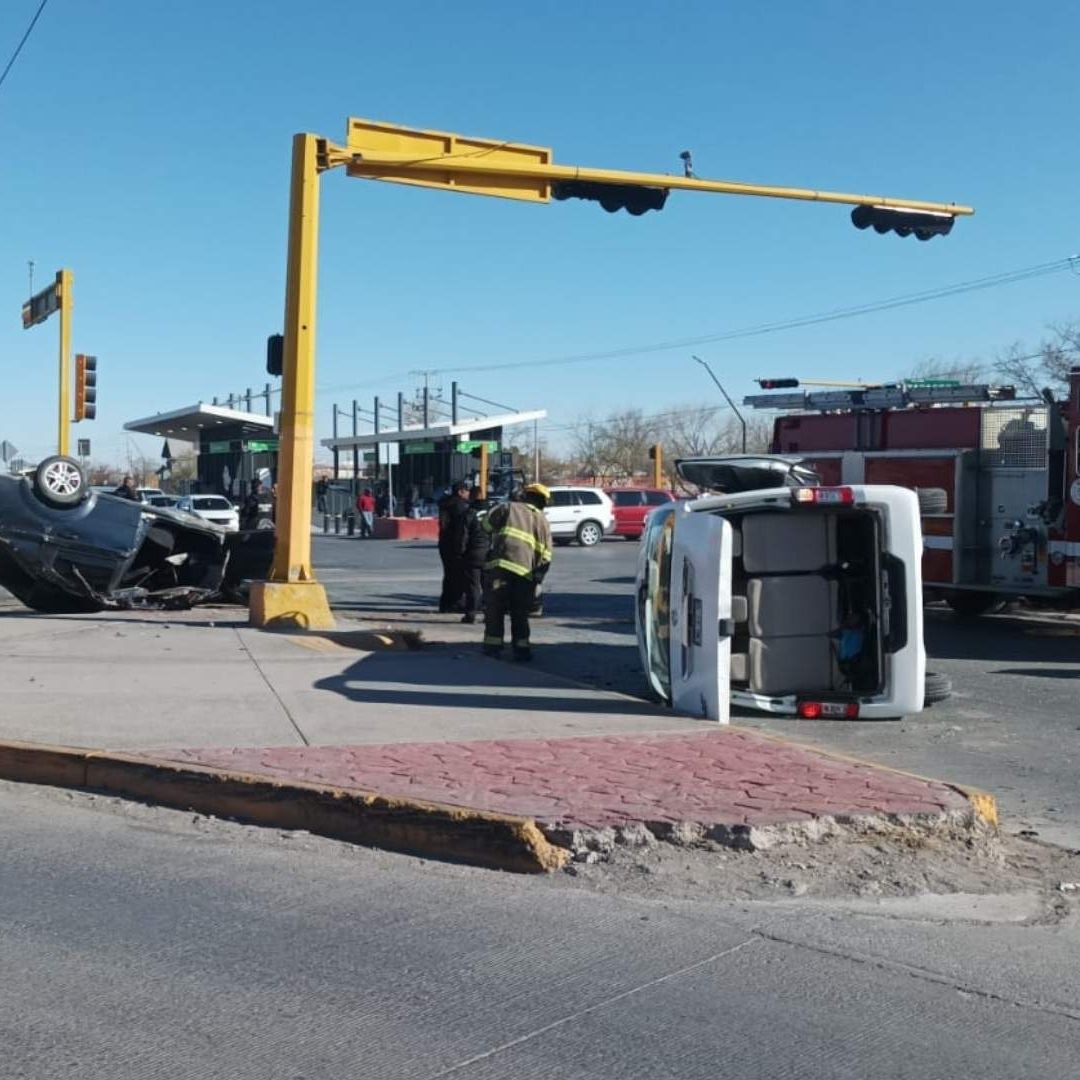 Auto Choca Unidad de AEI en Ciudad Juárez; Provoca Volcadura y Deja Seis Heridos