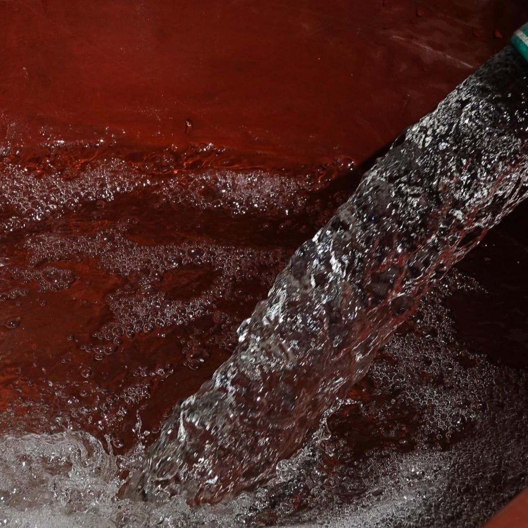 Pipas de agua surten del líquido a habitantes de Iztapalapa