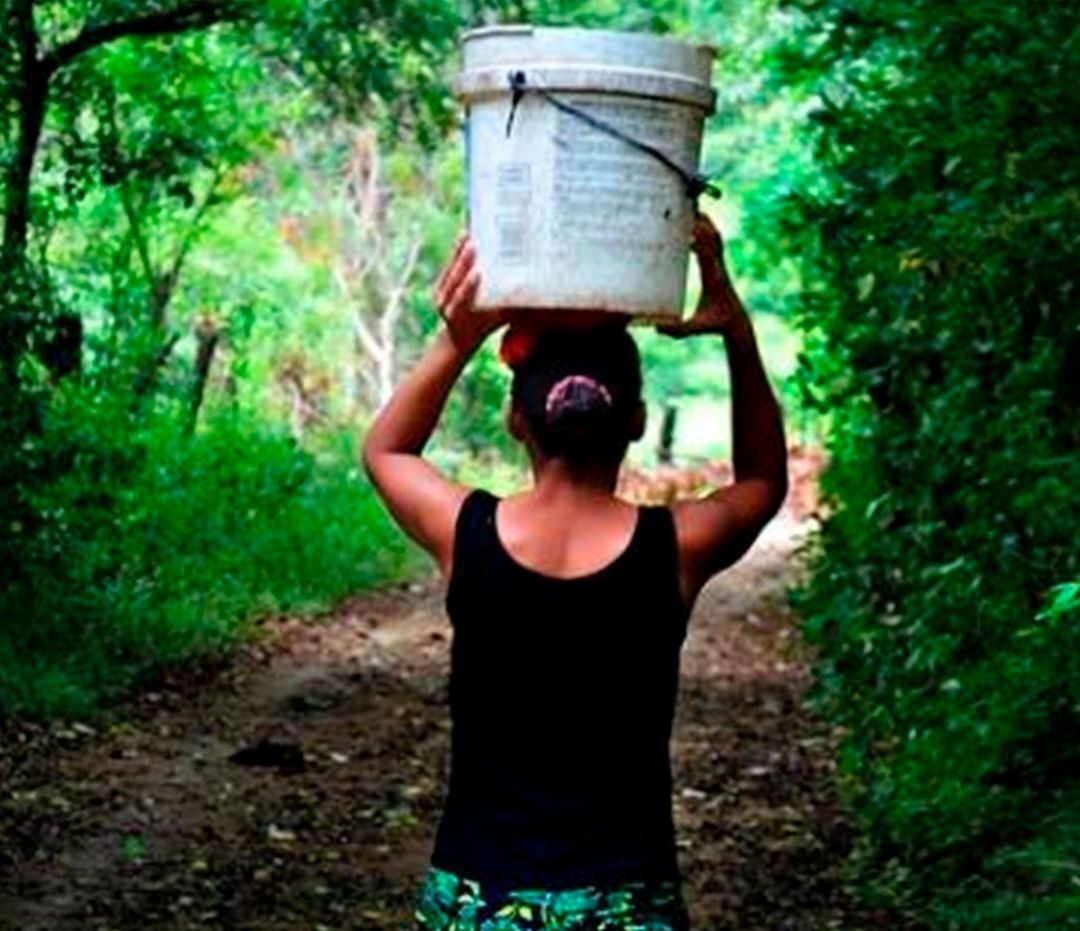 Mujer acarreando agua