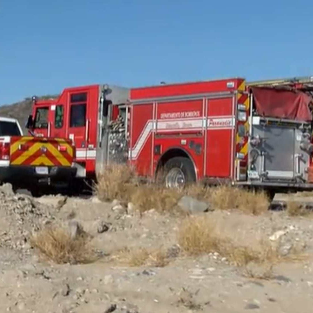 Bomberos Sofocan Llamas Dentro de Panteón y Unidad Deportiva en Hermosillo