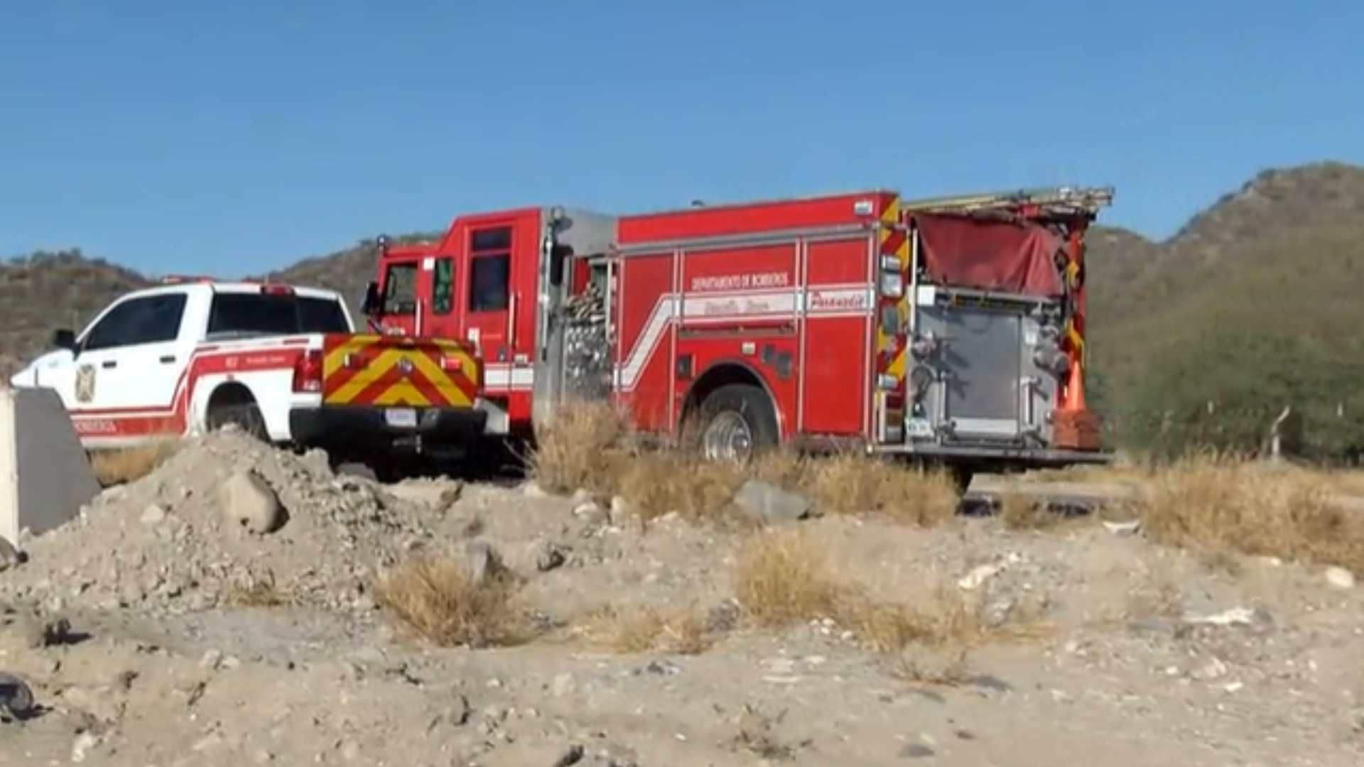 Bomberos Sofocan Llamas Dentro de Panteón y Unidad Deportiva en Hermosillo