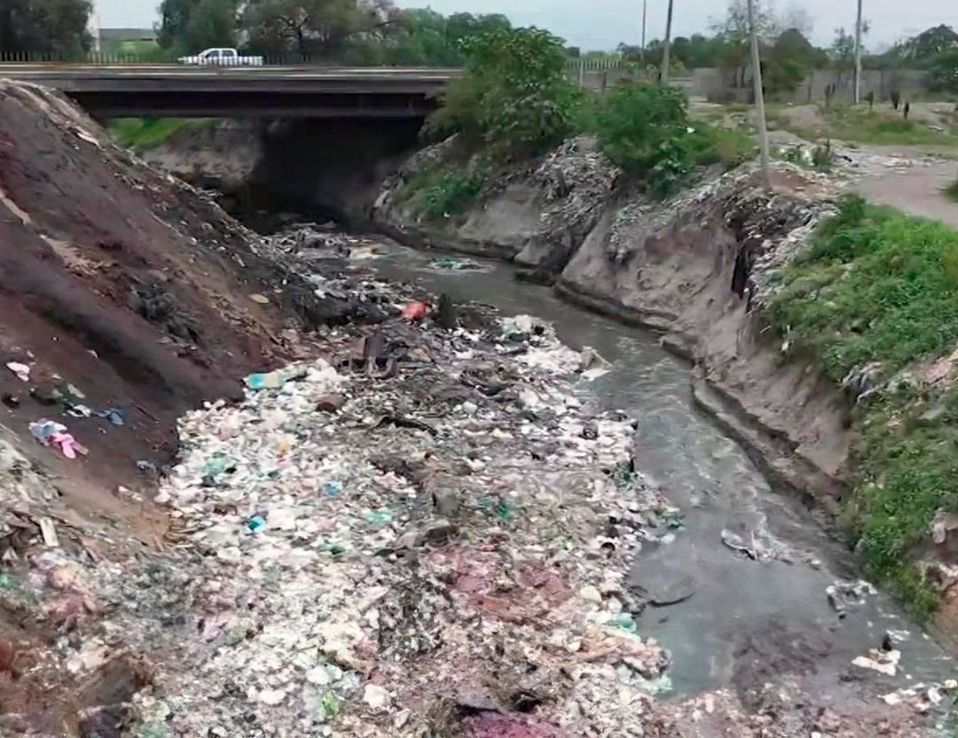 Madres buscadoras han encontrado restos humanos en los canales de aguas negras de Ecatepec