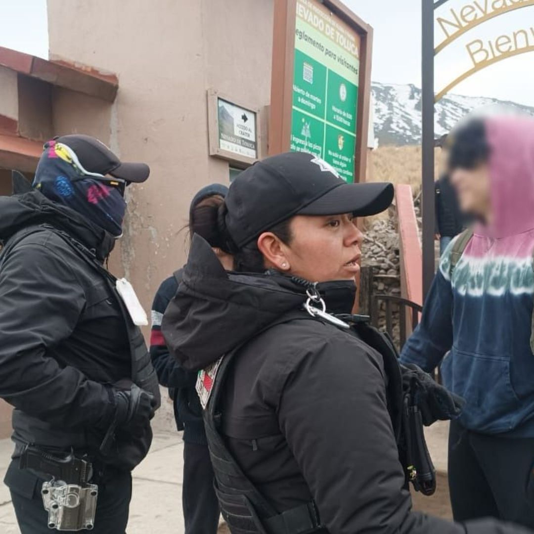 Policías y jóvenes rescatados están en la entrada al Nevado de Toluca