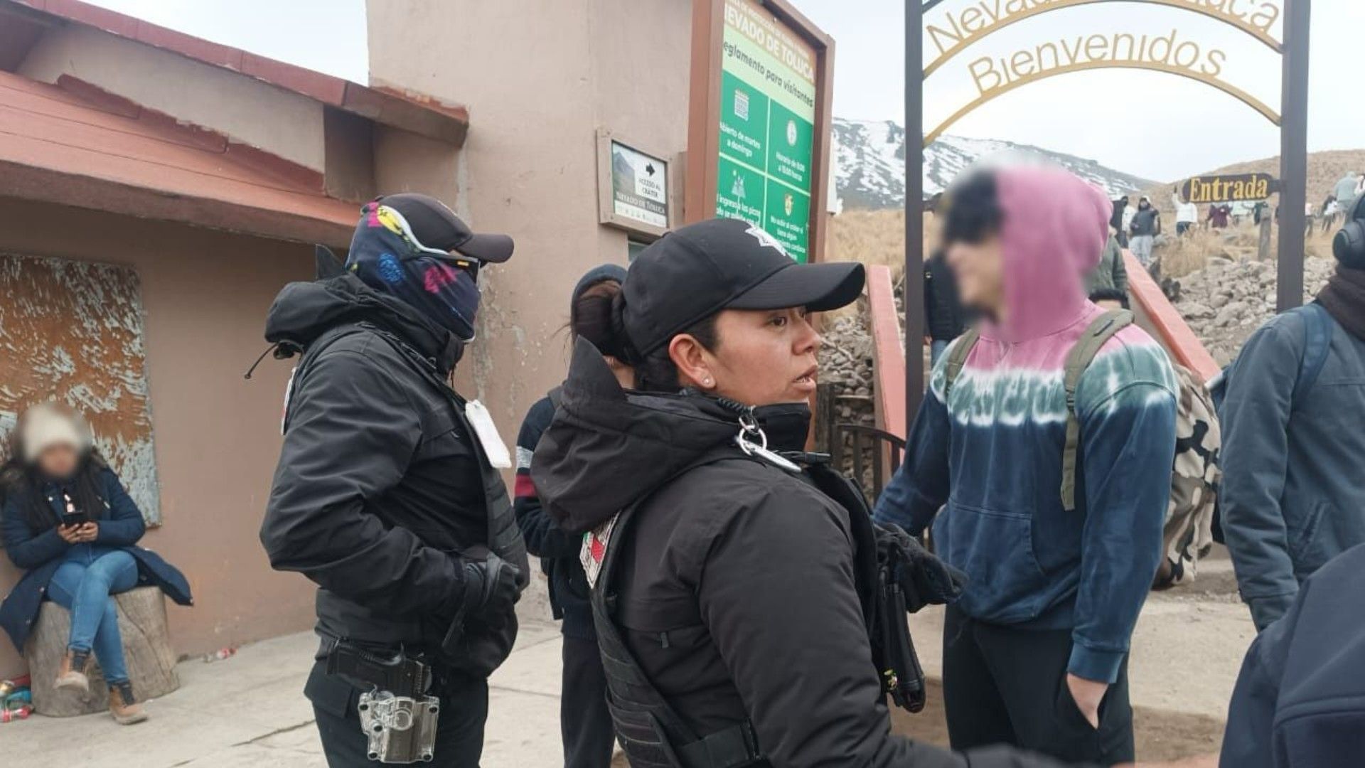 Policías y jóvenes rescatados están en la entrada al Nevado de Toluca