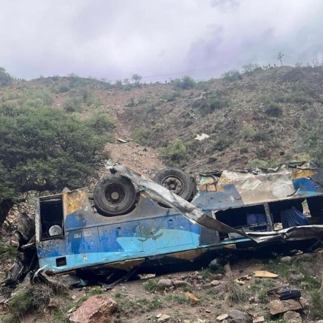 El camión de pasajeros se salió de la carretera y rodó unos 800 metros por una pendiente.