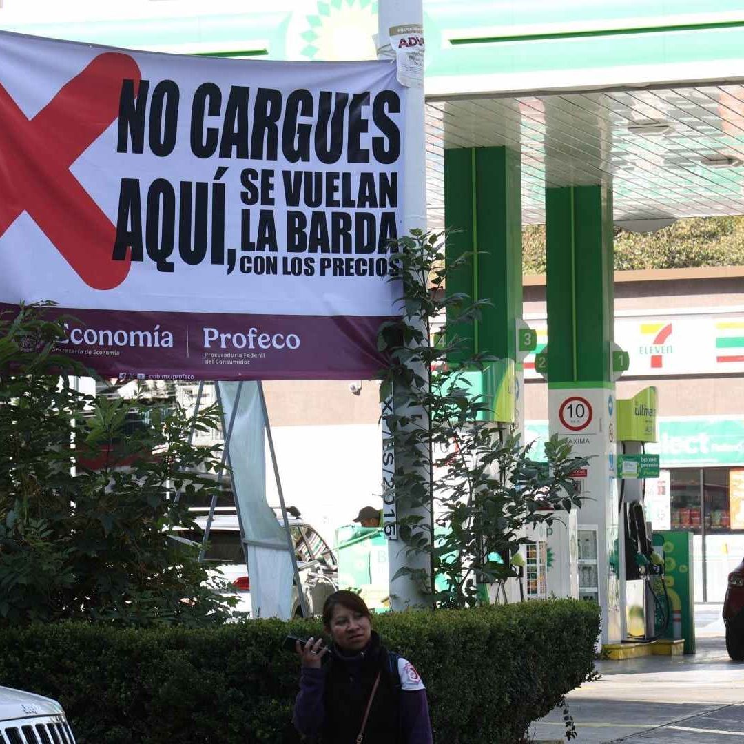 Profeco colocó una manta con la leyenda "No cargues aquí" en una gasolinera