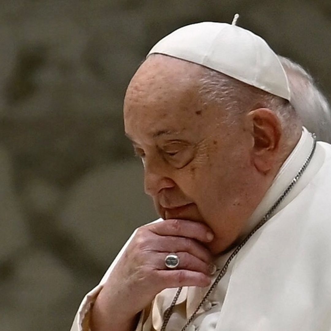 Papa Francisco continúa hospitalizado, aunque sin fiebre