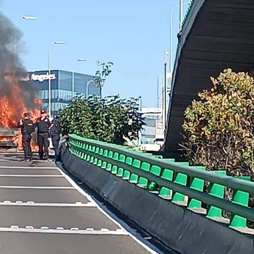 Se incendia camioneta en segundo piso del Periférico