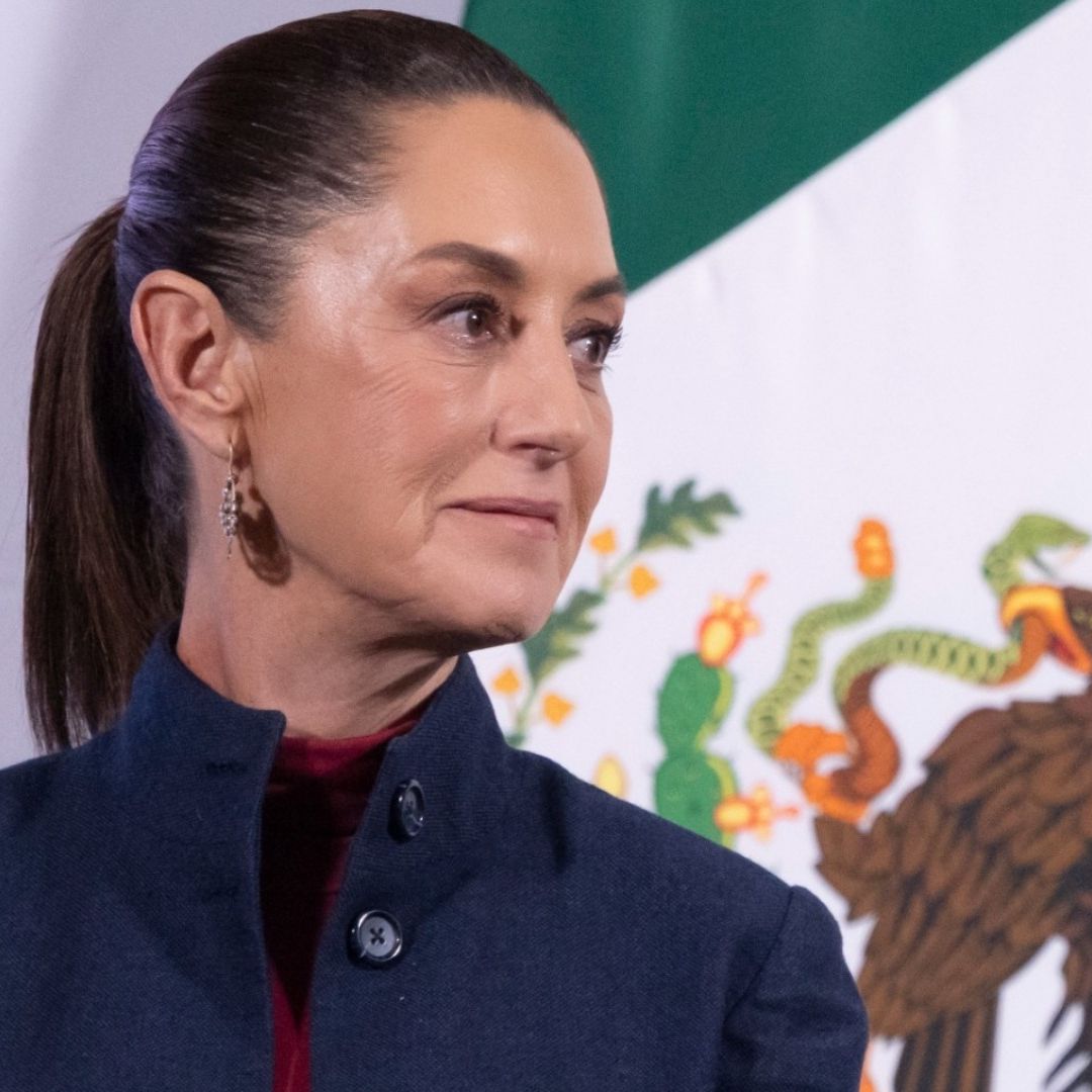 Claudia Sheinbaum frente a bandera de México