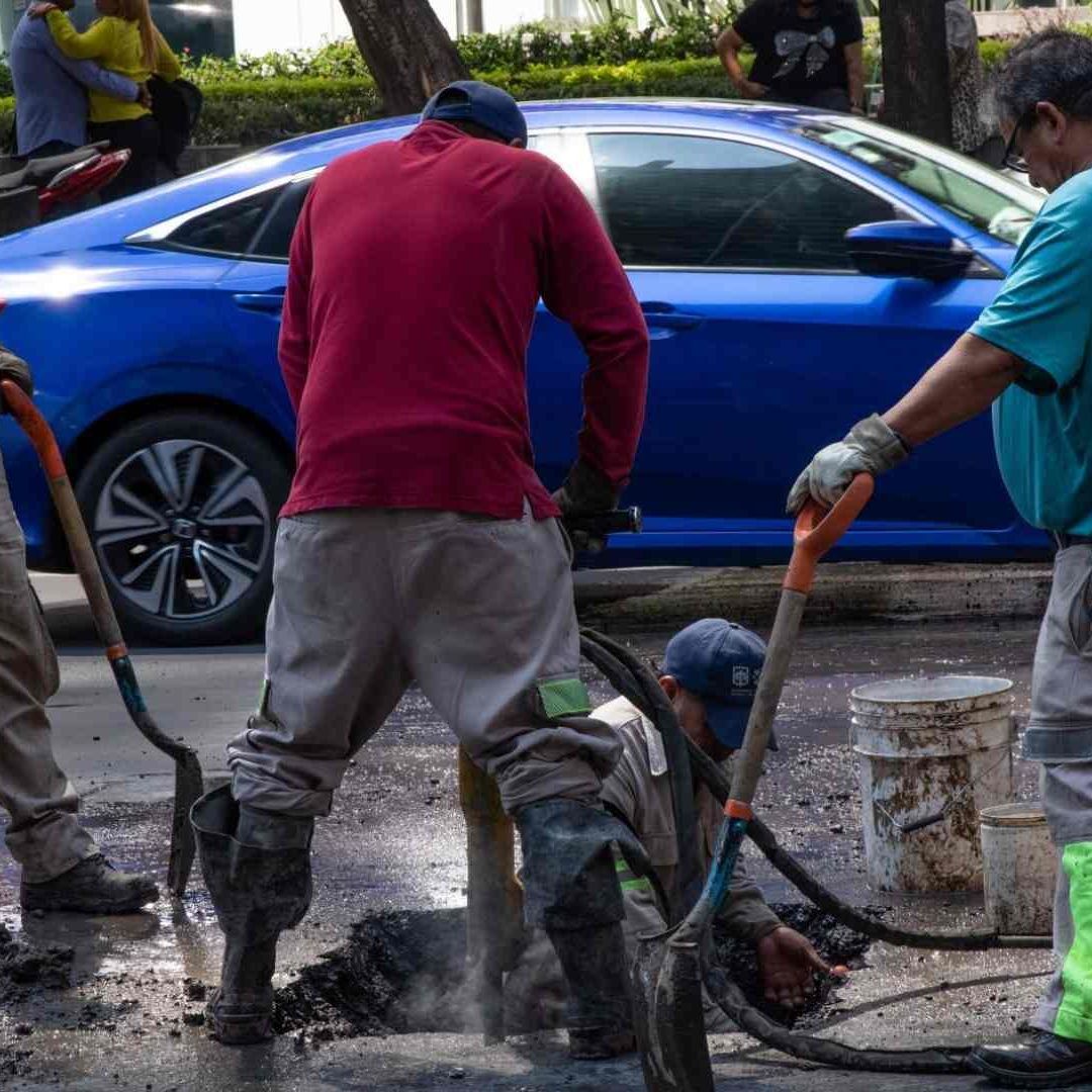 Trabajadores reparan una fuga en la CDMX