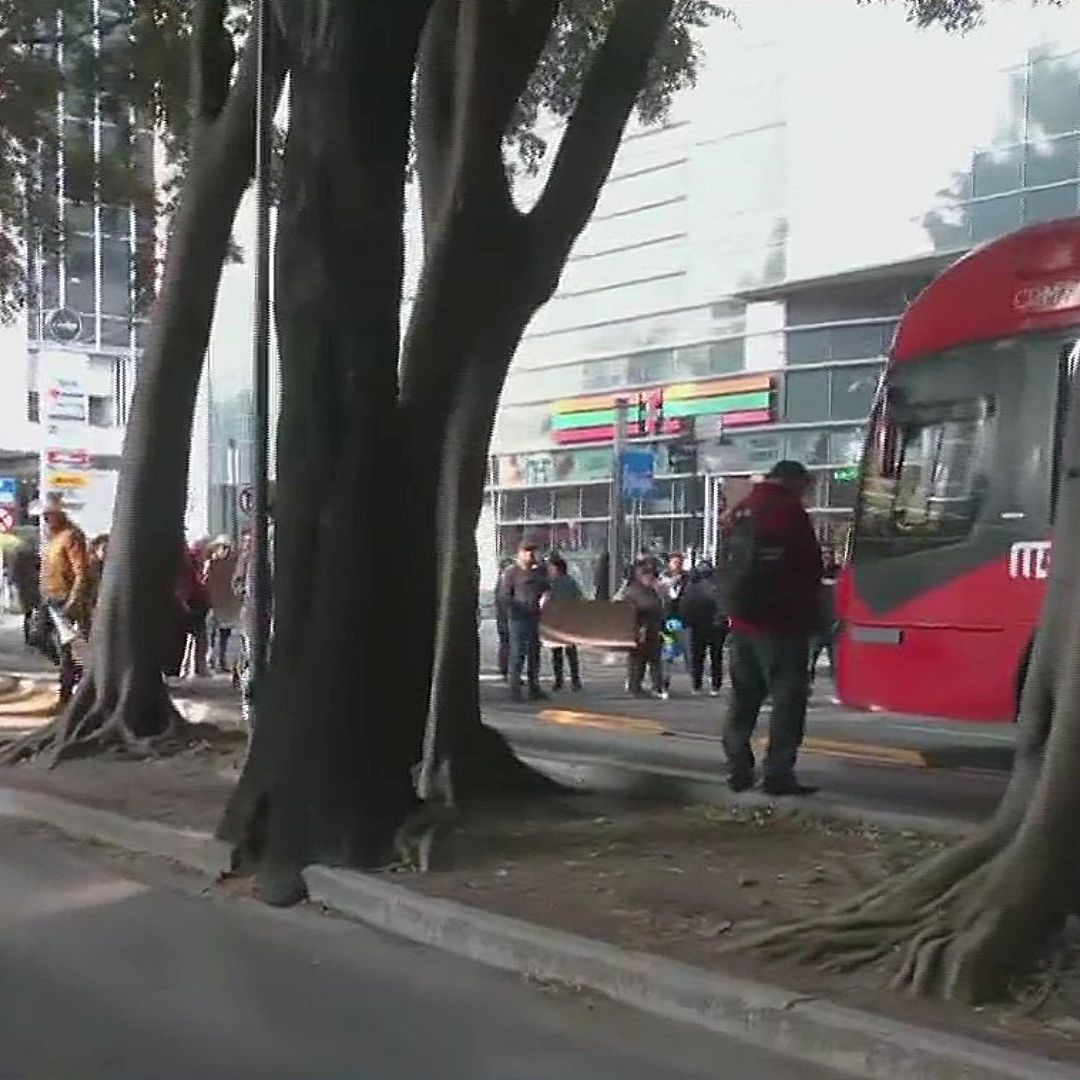 Bloqueo de ejidatarios en Insurgentes Sur impide paso de Metrobús