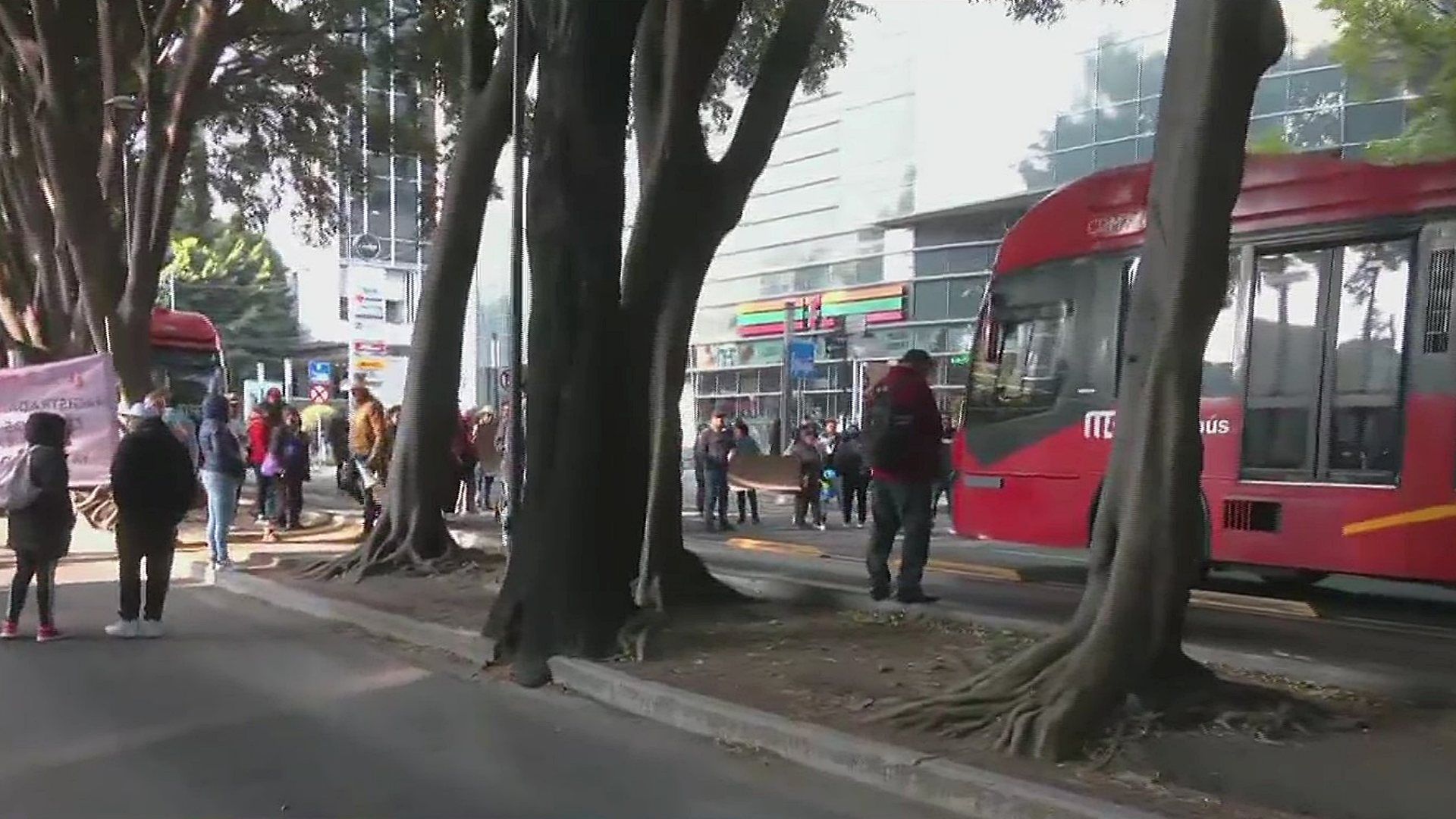 Bloqueo de ejidatarios en Insurgentes Sur impide paso de Metrobús