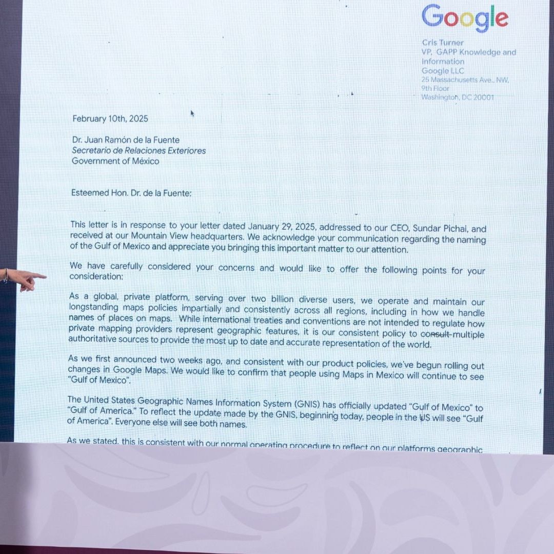 Claudia Sheinbaum lee carta que envió Google