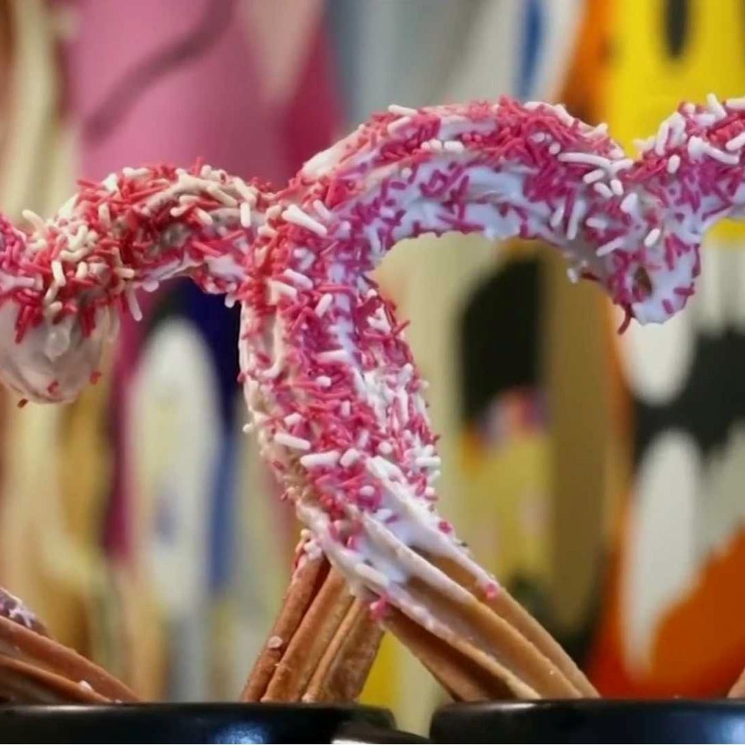 Venden originales churros en forma de corazón