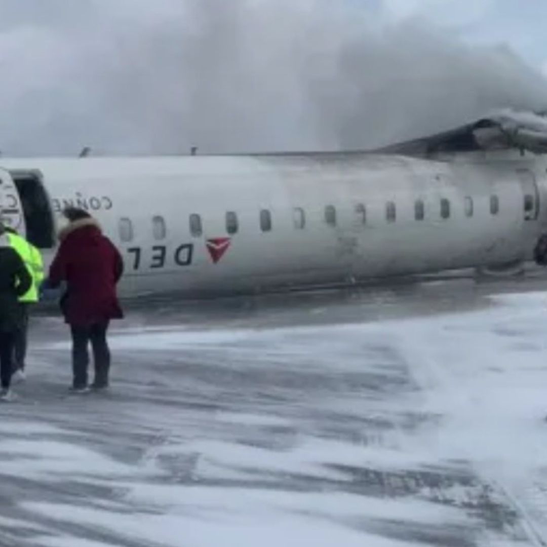 Avión de Delta Airlines Queda de Cabeza al tratar de Aterrizar en Aeropuerto Pearson de Toronto