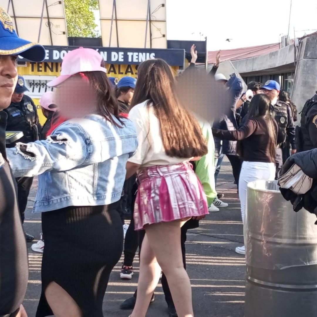 Elementos de Policía Auxiliar vigila espacios del Estadio Azteca y revisan el ingreso de los asistentes al concierto de Karol G