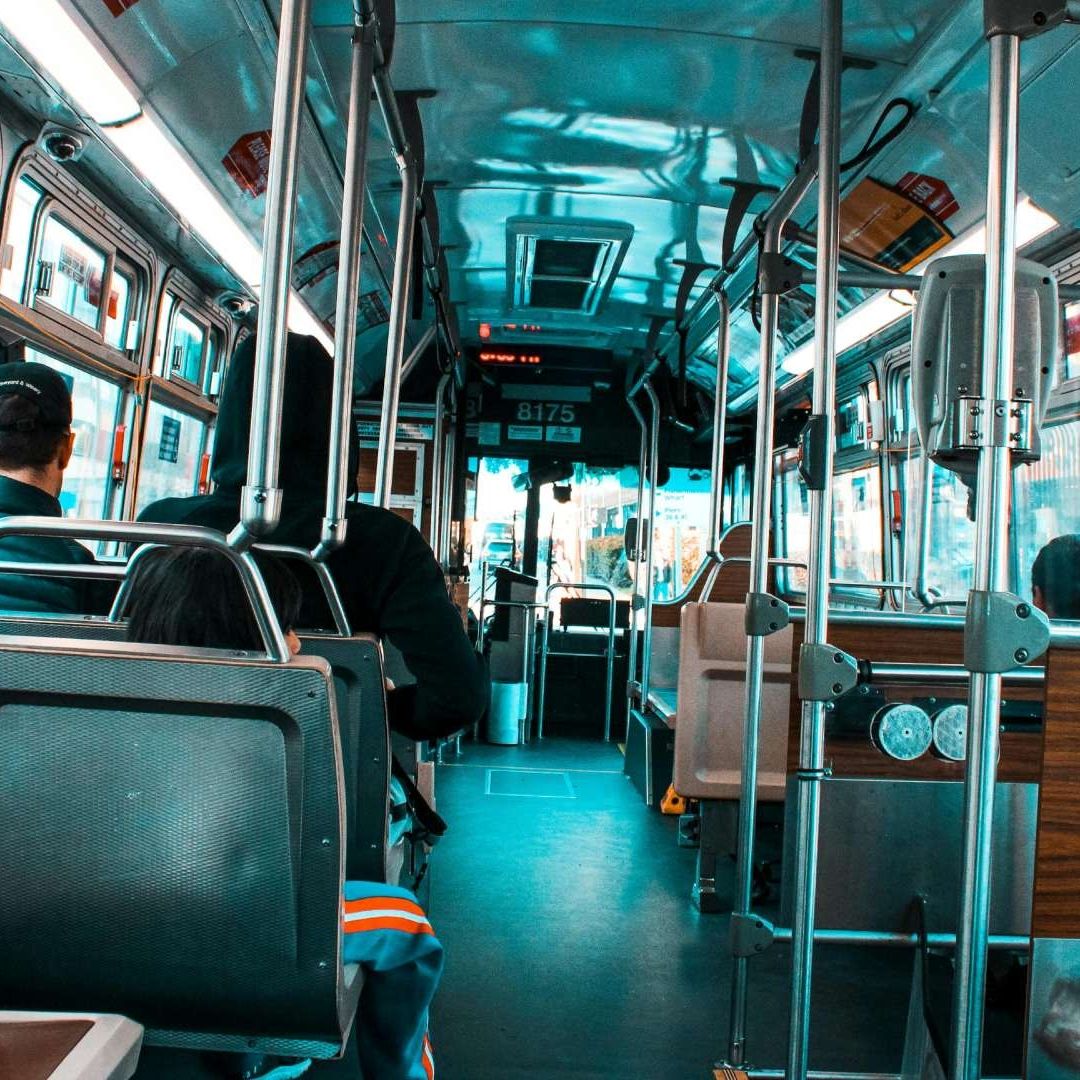Mujer Cede su Asiento en el Camión y Cae por la Puerta