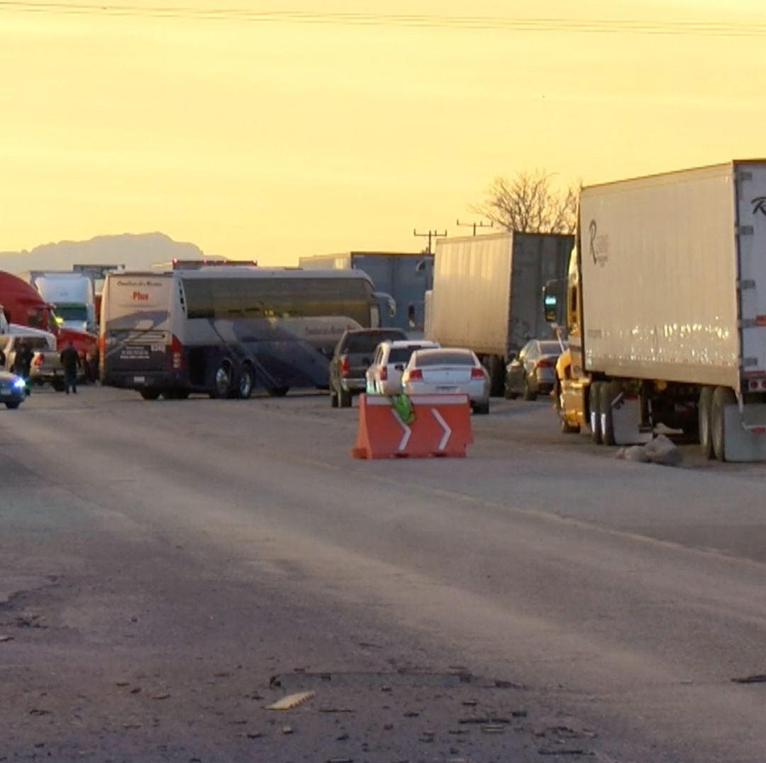 Traileros se Manifiestan en Carretera a Juárez por Ataque a Compañero