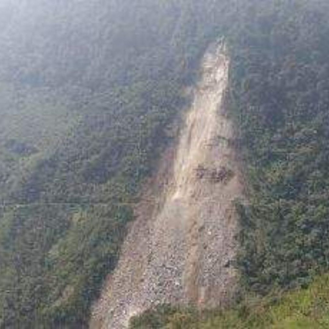 Según el reporte de la Secretaría Estatal de Protección Civil, gran parte de material pétreo y tierra se desprendieron afectando el camino de la cabecera municipal de Mixtla de Altamirano