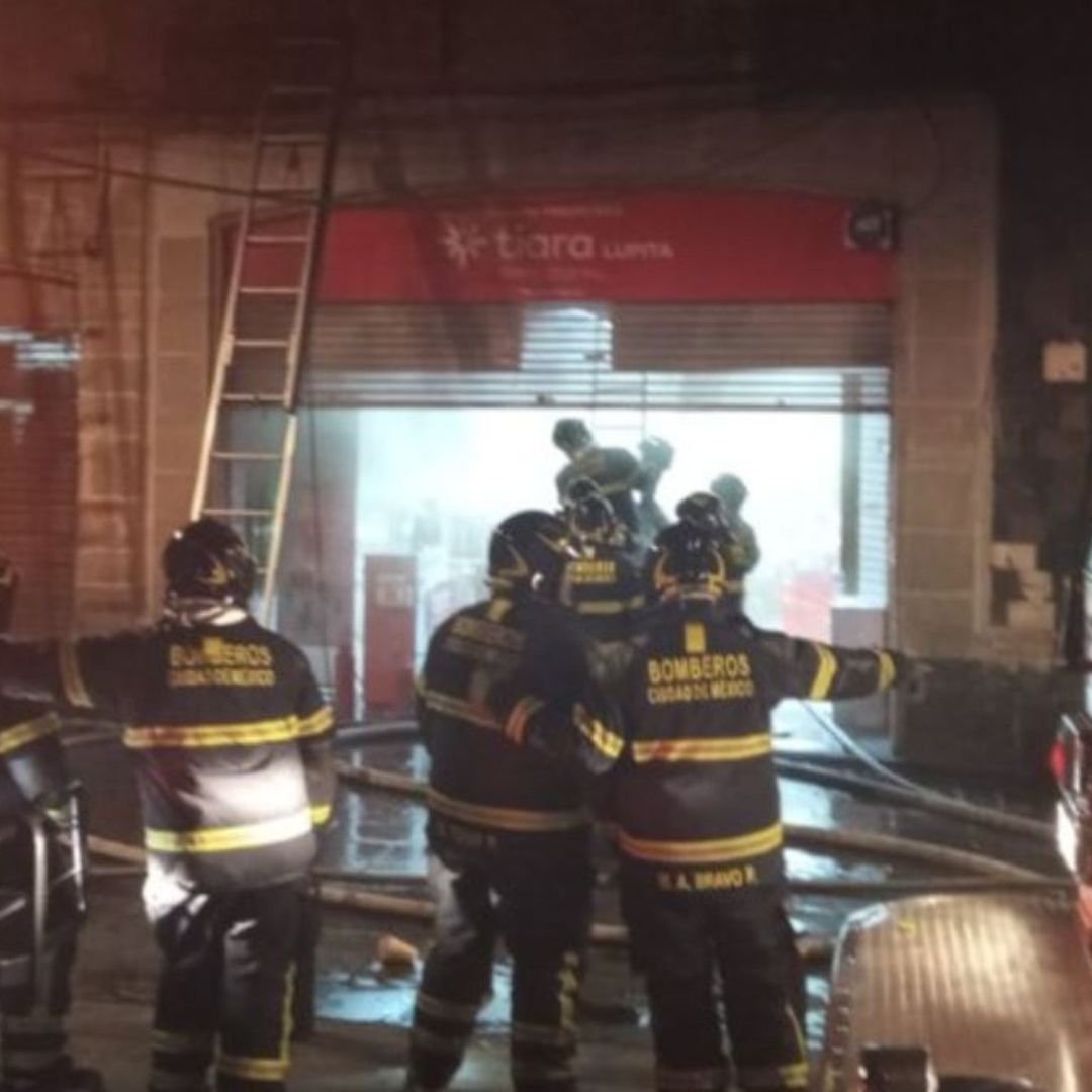 Fuerte incendio en una tienda en el Centro de la CDMX