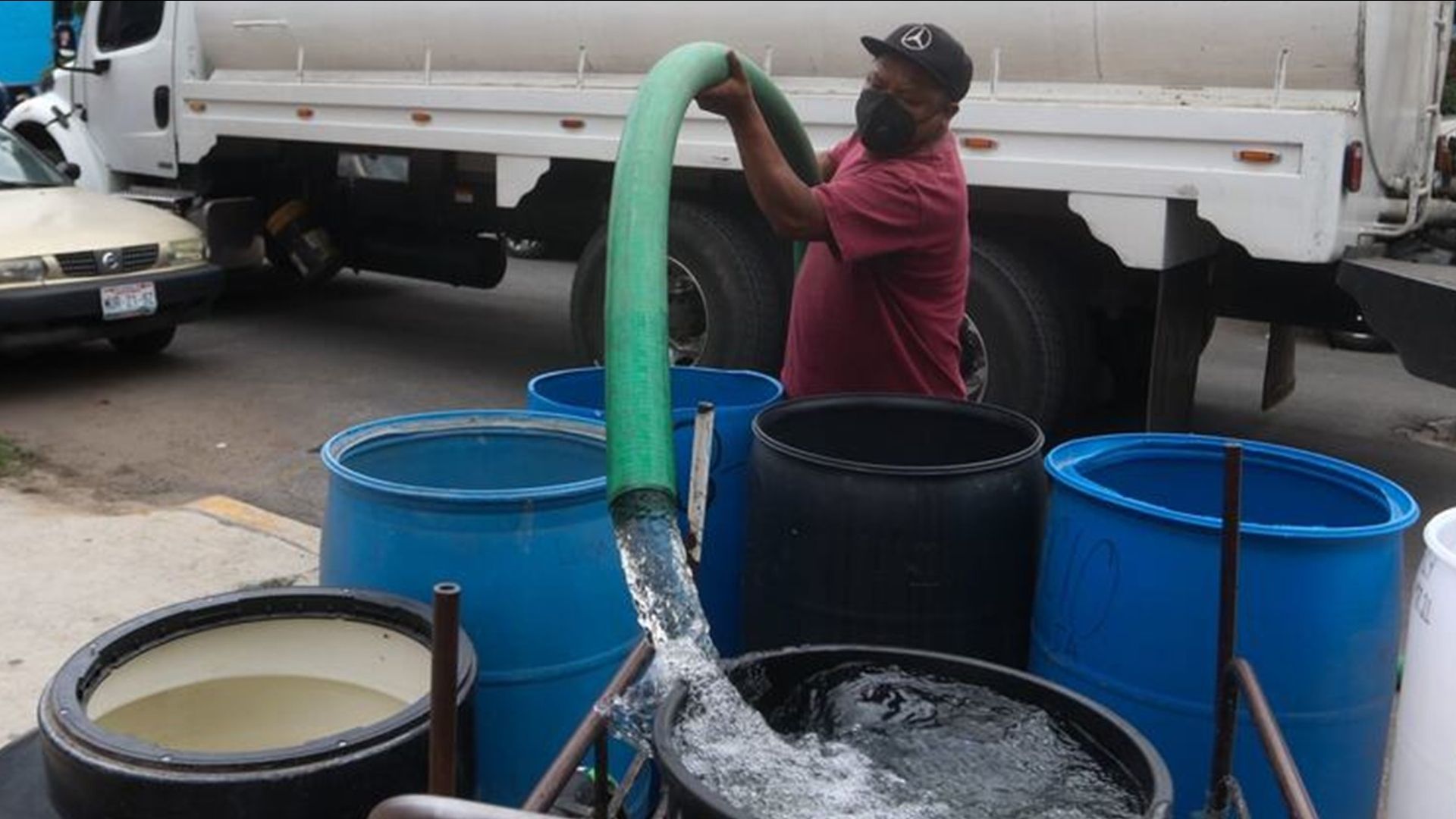 Grupos organizados venden agua extraída de tomas clandestinas en Ecatepec