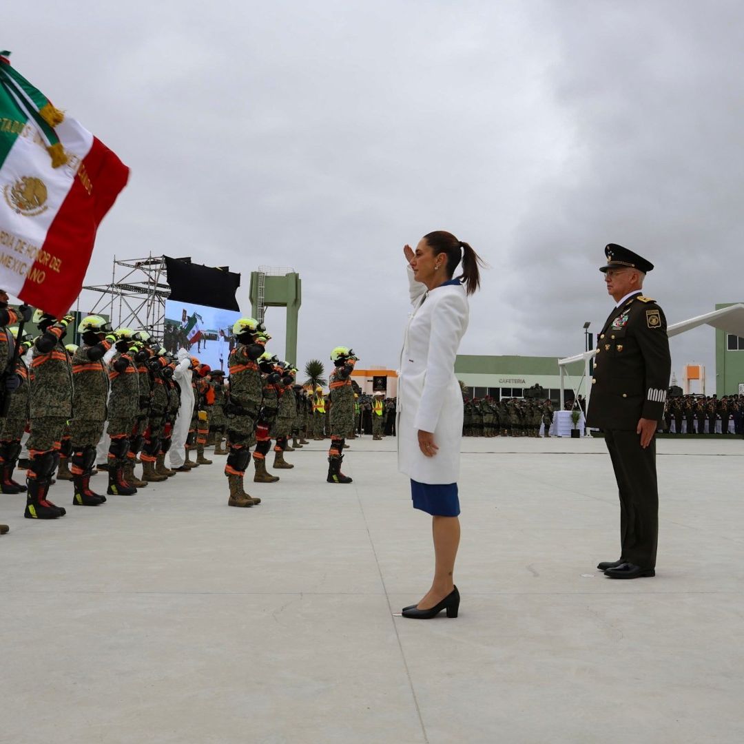 Claudia Sheinbaum saluda a la bandera frente a militares
