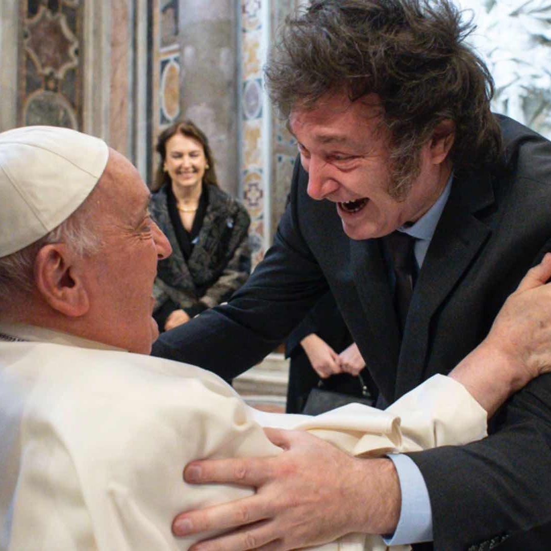 Papa Francisco y Milei se abrazan