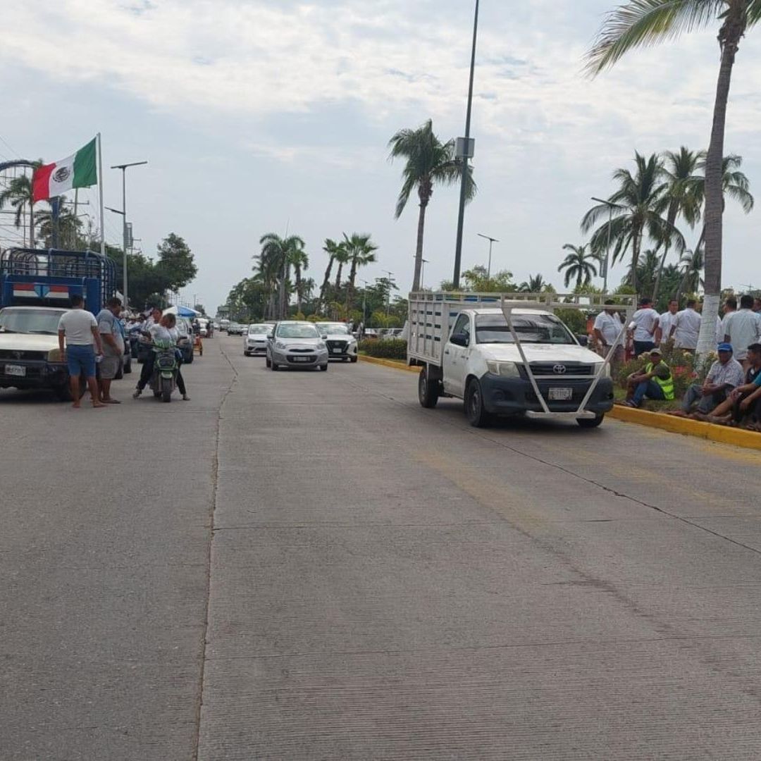 Los prestadores de servicios de Acapulco hicieron un plantón frente a la Promotora Turística.