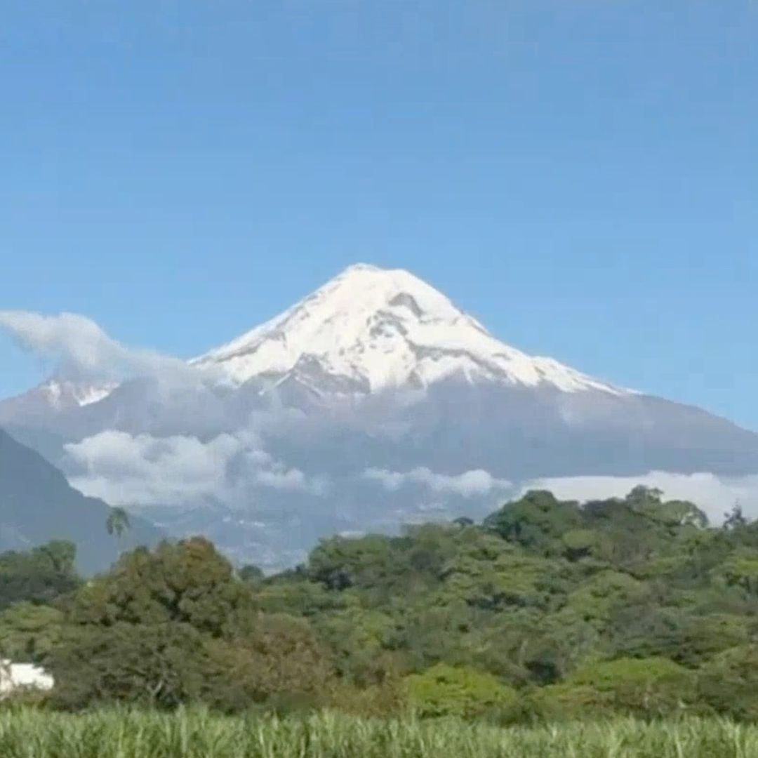 La montaña más alta de México registró su primera nevada del año, a más de tres mil metros sobre el nivel del mar.