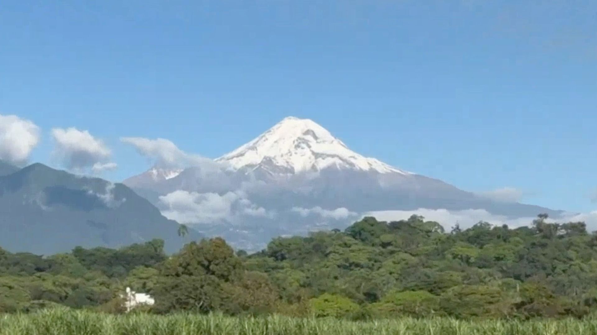 La montaña más alta de México registró su primera nevada del año, a más de tres mil metros sobre el nivel del mar.
