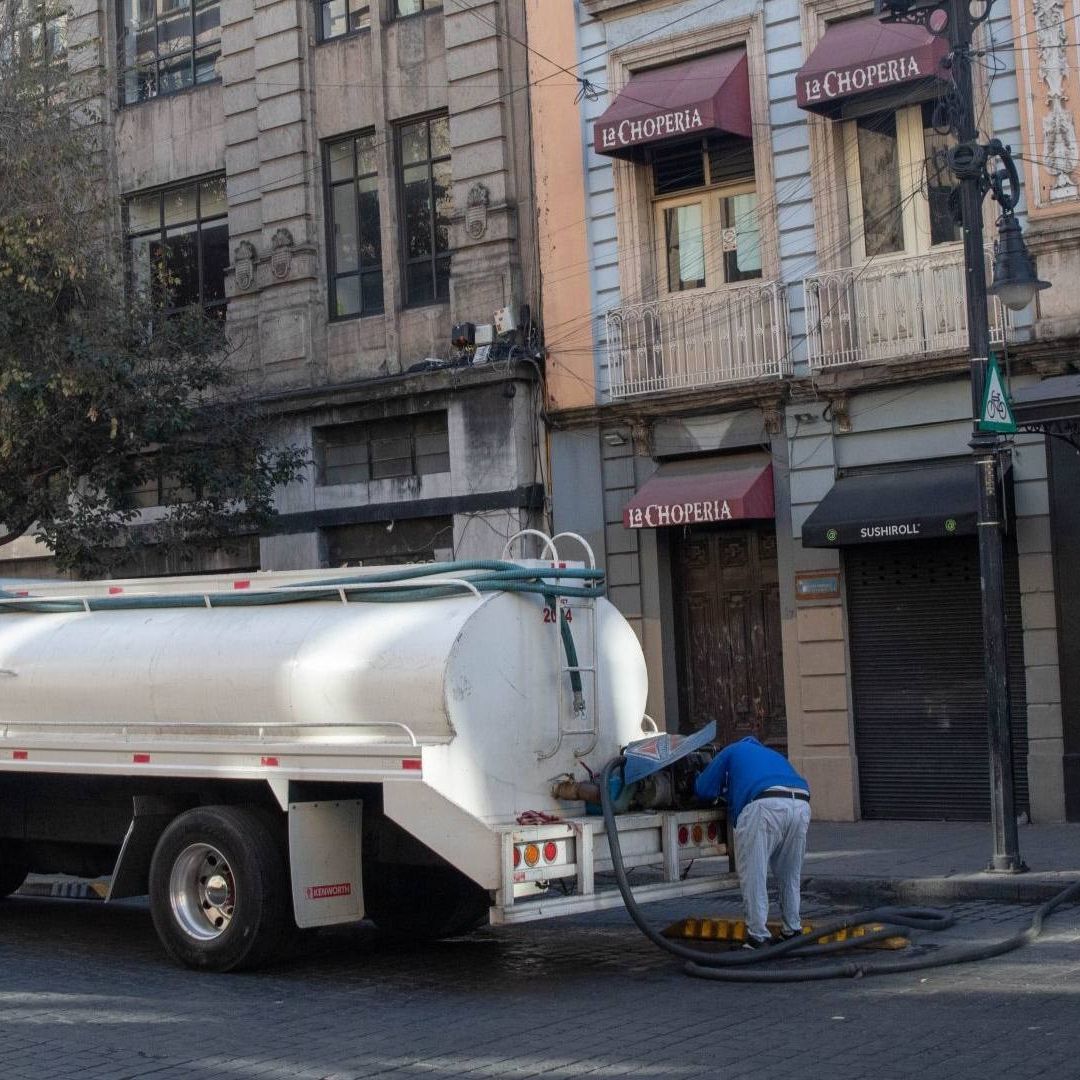 Varias colonias del centro de la CDMX siguen con problemas de agua sucia.