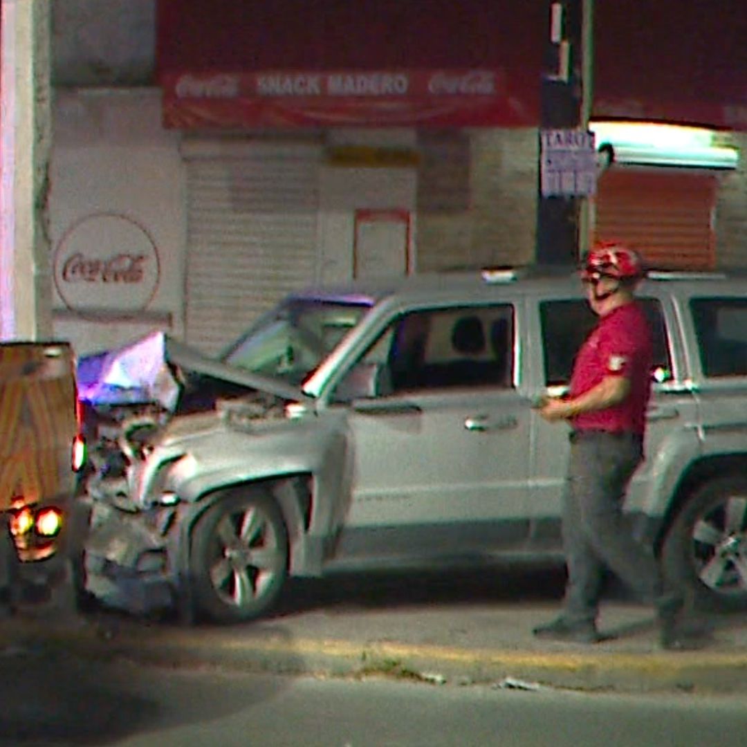 El conductor se impactó de frente contra un poste de concreto